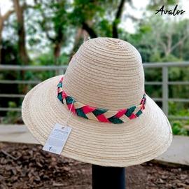 Elaborado de palma entretelado, con toquilla de diferentes combinaciones de colores.