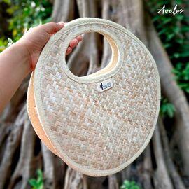 Elaboradas de petate. Forradas de tela, incluye una bolsa con zipper en su interior. Medidas: 34 x 34 x 9 cm