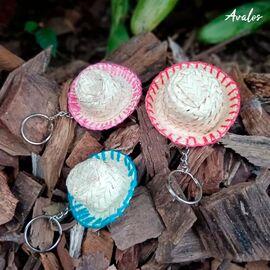 Elaborados de palma, bordados al contorno con lana de diferentes colores.