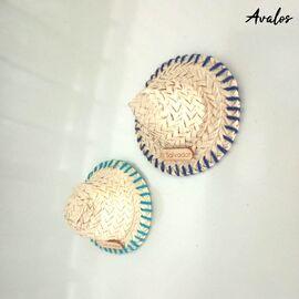 Elaborados de palma, bordados al contorno con lana de diferentes colores.