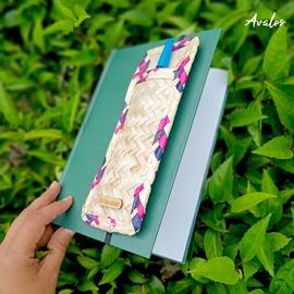 Elaborado de petate con diferentes combinaciones de colores en el contorno. En la parte de atrás tiene elástico para poder adaptarse a las agendas o cuadernos. Medidas: 6.5 x 20.5 cm
