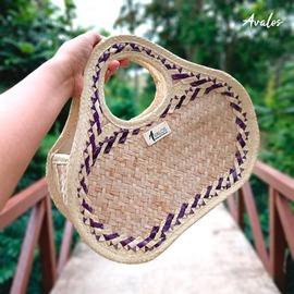 Elaboradas de palma y petate. Forradas de tela, incluye zipper en su interior, tiene detalle de color en la parte superior. Medidas: 33 x 30 x 9 cm.