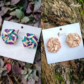 Elaborados de palma de diferentes colores, broche de silicona y base de acero inoxidable.
